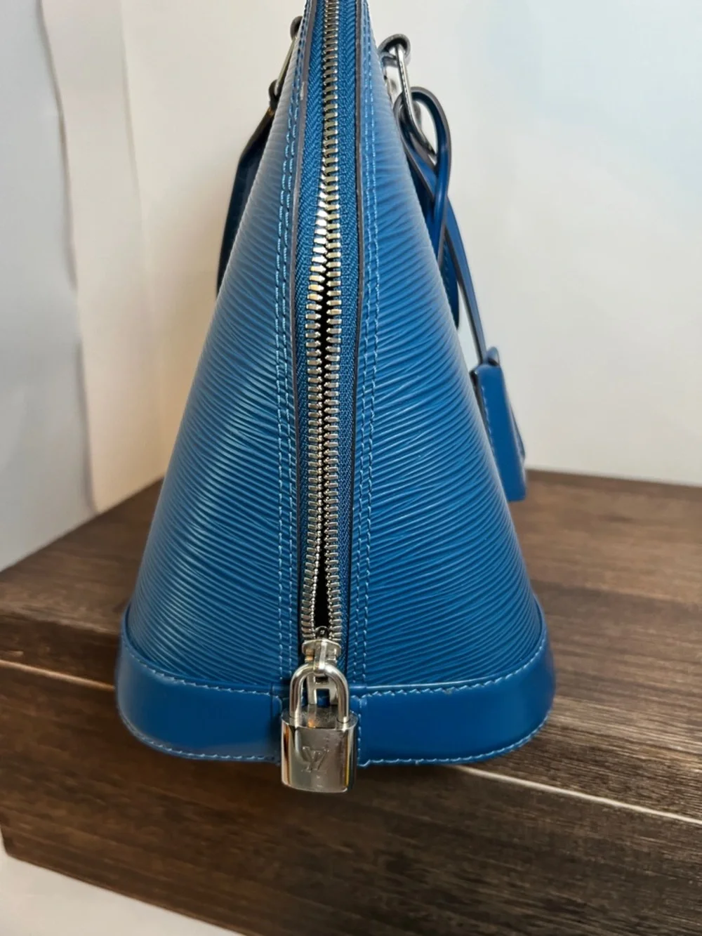 Louis Vuitton Blue Epi Alma PM handbag - Picture 4 of 9